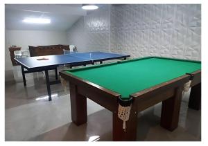グアルジャにあるApto Aconchegante Piscina 2 Vagasの卓球台2台(1室)