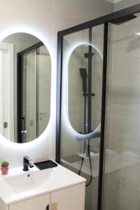 ein Badezimmer mit Waschbecken und Spiegel in der Unterkunft Valbom Hideaway Light, Style and Peace in Valbom