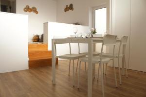 ein weißer Esstisch und Stühle in einem Zimmer in der Unterkunft Valbom Hideaway Light, Style and Peace in Valbom + 20 Fotos