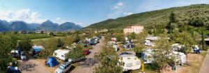 una vista aérea de un estacionamiento con un montón de caravanas en Camping Brione en Riva del Garda
