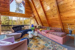 - un salon avec des canapés et des chaises dans une cabine dans l'établissement Sugar Pine Haus- A Frame Cabin w/ Hot Tub, à Yosemite Forks 21 autres photos