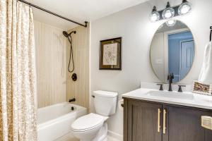 Ένα μπάνιο στο 3 Mi to NRH2O Water Park Home with Furnished Patio +19 φωτογραφίες