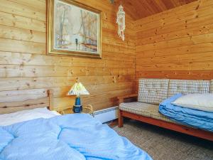 une chambre avec deux lits dans une cabane en rondins dans l'établissement Exciting Cottage by the Sea - By Traum Ferienwohnungen, à Udsholt Sand