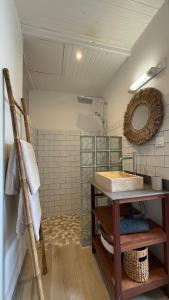 Kúpeľňa v ubytovaní Les Cabanes cosy à 2 pas du lagon - charme et confort