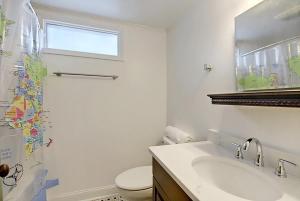 Ένα μπάνιο στο Delsey family home steps away from Park Circle +39 φωτογραφίες