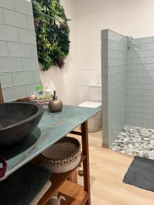 Kúpeľňa v ubytovaní Les Cabanes cosy à 2 pas du lagon - charme et confort