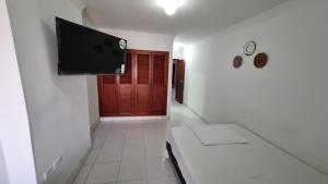 TV/trung tâm giải trí tại Habitación en el rodadero a solo pasos del mar