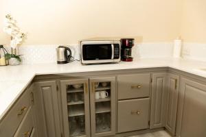 Dapur atau dapur kecil di Almond Tree Villa Beach Hideaway with Jacuzzi