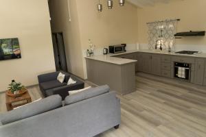 Dapur atau dapur kecil di Almond Tree Villa Beach Hideaway with Jacuzzi