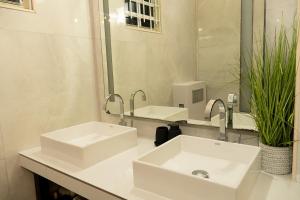 Bilik mandi di Almond Tree Villa Beach Hideaway with Jacuzzi