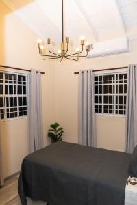 Katil atau katil-katil dalam bilik di Almond Tree Villa Beach Hideaway with Jacuzzi