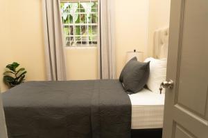 Katil atau katil-katil dalam bilik di Almond Tree Villa Beach Hideaway with Jacuzzi