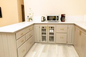 Dapur atau dapur kecil di Almond Tree Villa Beach Hideaway with Jacuzzi