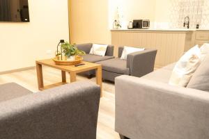 Ruang duduk di Almond Tree Villa Beach Hideaway with Jacuzzi