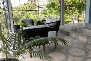 Ruang duduk di Almond Tree Villa Beach Hideaway with Jacuzzi