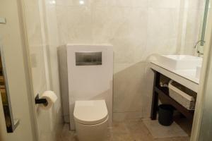Bilik mandi di Almond Tree Villa Beach Hideaway with Jacuzzi