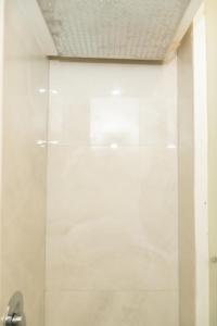 Bilik mandi di Almond Tree Villa Beach Hideaway with Jacuzzi
