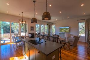 Μια τηλεόραση ή/και κέντρο ψυχαγωγίας στο Stunning Views Luxury Design Park Circle&Downtown