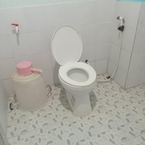 baño con aseo y cubo de basura en CTM.INN (SISAKET)THAILAND, en Ban Bua Toei 154 fotos más
