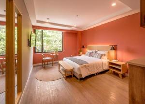 メデジンにあるComfort and Style -Exclusive Area in El Tesoro 307の赤い壁とベッドとテーブルのある寝室