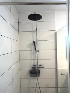 eine Dusche im Bad mit weißen Fliesen in der Unterkunft Holiday apartments Funchal - Rosemary in Funchal + 35 Fotos