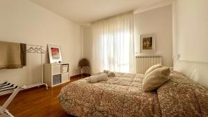 ein Schlafzimmer mit großem Bett und Fenster in der Unterkunft Casa SUN in Civitanova Marche