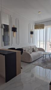 シュチェチンにあるHanza Tower 1102 Szczecinのソファとテーブルのあるリビングルーム