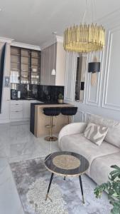 シュチェチンにあるHanza Tower 1102 Szczecinのソファとテーブルのあるリビングルーム