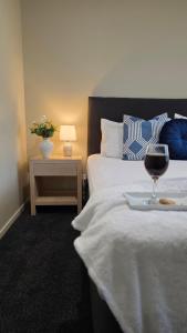 Postel nebo postele na pokoji v ubytování TOWER JUNCTION MOTOR LODGE- MOTEL with Airport and Railway Station Shuttle service- Best Location - close to Westfield Mall, Tower Junction Shopping Centre, Restaurants, Cafes etc