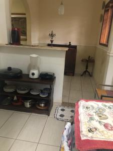 salon ze stołem i łóżkiem w obiekcie Casa de hospedes w mieście São Lourenço +14 zdjęć