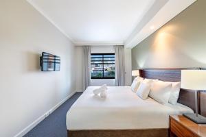 Ένα ή περισσότερα κρεβάτια σε δωμάτιο στο Darwin Harbourside Escape in Two Adjacent Rooms