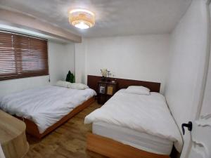 Ένα ή περισσότερα κρεβάτια σε δωμάτιο στο Yongsan Hyochang Park 3 minutes, breakfast included, luggage storage service