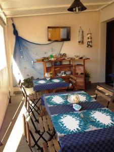 une salle à manger avec deux tables et une télévision dans l'établissement B&B Vivere il Mare, à San Vito Lo Capo