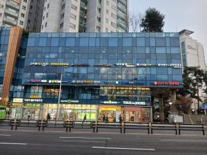 Το κτήριο όπου στεγάζεται  το διαμέρισμα