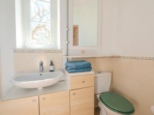 une salle de bain avec un lavabo et des toilettes dans l'établissement Gîte familial entre Angers et Saumur - FR-1-622-104, à Saint-Sulpice