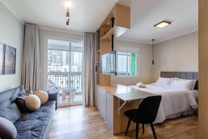 Un dormitorio con una cama, un escritorio y un sofá. en Studios Sampa - Parque Augusta, en São Paulo 37 fotos más
