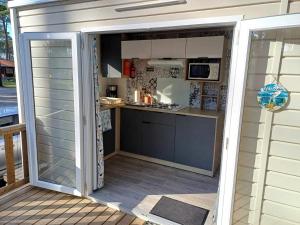 MOBIL HOME à SEIGNOSSE dans les Landes près de la mer的厨房或小厨房