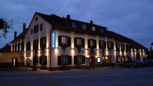 ein großes weißes Gebäude mit blauem Schild drauf in der Unterkunft Historisches Genusshotel Löwen in Schopfheim
