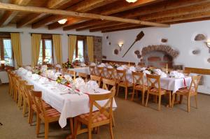 Un restaurante o sitio para comer en Historisches Genusshotel Löwen