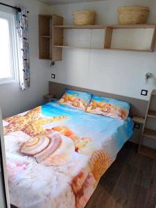 MOBIL HOME à SEIGNOSSE dans les Landes près de la mer客房内的一张或多张床位