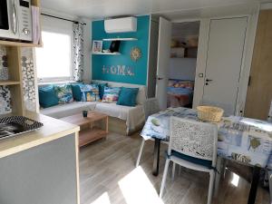 MOBIL HOME à SEIGNOSSE dans les Landes près de la mer的厨房或小厨房