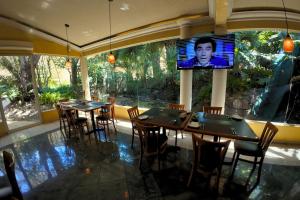 TV a/nebo společenská místnost v ubytování Hotel Real del Bosque Golf and Spa