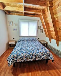 a bedroom with a bed in a room with wooden ceilings at Cabaña Alpina Los Treiles in Panguipulli