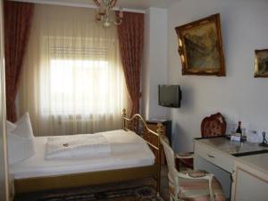 Un pat sau paturi într-o cameră la Haus Mooren, Hotel Garni