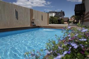 a large swimming pool with a water fountain at Studio in Mi dzywodzie near Baltic Beach in Międzywodzie