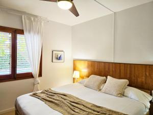 Ένα ή περισσότερα κρεβάτια σε δωμάτιο στο Villa in L Escala with Private Pool & Beaches +39 φωτογραφίες