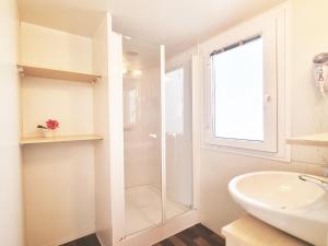 Koupelna v ubytování Nomad Infinity bungalow for 6