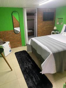 Ένα ή περισσότερα κρεβάτια σε δωμάτιο στο SUITE em Piratininga - LOFT - MAHALO 1004