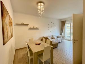 Uma área de estar em Domus Laterani by JFM - Comfortable apartment big terrace Colosseo