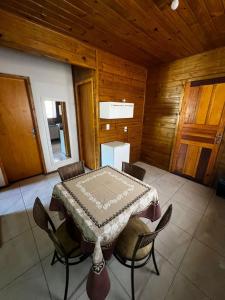 Χώρος καθιστικού στο Casa aconchegante inteira - Casa por Dia Imbituba SC +10 φωτογραφίες